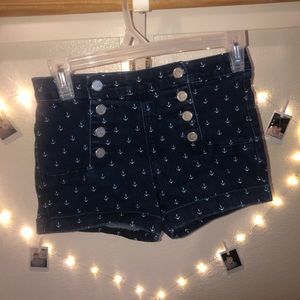 Highwaisted navy blue (anchor pattern) shorts.